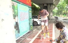 世界上穿鞋最重的人 湖南小伙穿200kg铁鞋（超重铁鞋）