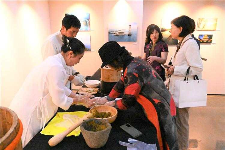 首尔中国文化中心举办“茶和天下·雅集”活动之“茶韵传道·围炉谈茶”