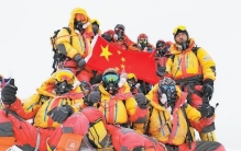 我国13名科考队员登顶珠峰，对世界最高自动气象站进行维护升级