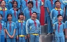 男孩六一表演化身行走表情包 C位出道实至名归