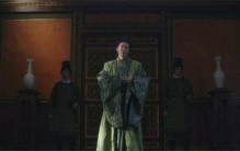 他只是一名仓库管理员，善于溜须拍马，玩弄权利，最后却当上宰相