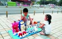 8岁男孩摆摊1小时赚到584元