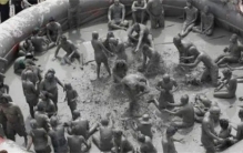 亚洲最“奔放”节日，男女生一同赤膊登场，老少还有不同庆祝方式