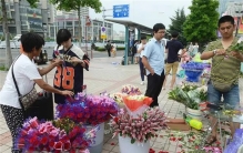 大学生考点附近摆摊卖9.85与21.1元花束