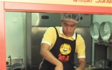 9年前，年薪百万清华高材生辞工，与妻子在街头卖煎饼，后来如何