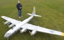 世界上最大的遥控模型飞机：使用96块电池(时速64公里)