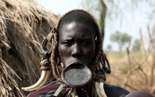 世界上最长嘴巴的人「嘴唇戴盘子的民族」