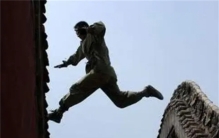 古代武林高手畅行檐上，现代人却难以攀登，缘由何在？