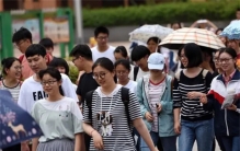 走出考场考生喊话：取消调休取消调休