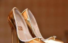 世界上最贵的高跟鞋：卖出1.2亿天价(镶嵌2千多颗钻石)