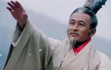 商鞅变法令秦国强大，最后落得五马分尸的下场，这是为何？