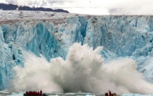 发生了什么？万亿吨世界最大冰山开始坍塌，玛雅预言或将成真