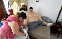 世界上最重的男人，三年减掉660斤，减肥之前只能穿尿布躺在床上
