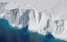 美媒：世界最大冰山解体