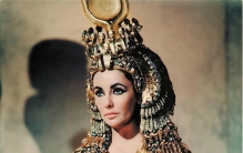 裸胸垂死的“埃及艳后”，股掌之间的玩弄