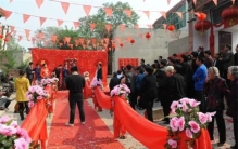 女子参加婚宴被冷落，拿出随礼惊艳全场，让瞧不起她的人无地自容