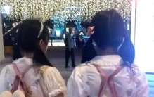 两女孩在街上正常行走  黑人男子伸手做非分举动 女孩连忙避开