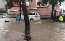 东莞暴雨 外卖小哥摔倒人车被水冲走 十分暖心