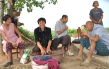 百岁母亲陈秀英  近亲结婚生下仨“猴娃”  为照顾他们 50年没出