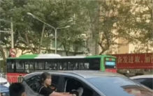 原配抓小三被拖行20米后续  小三真容曝光满脸痘 丈夫称她已怀孕