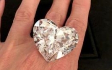 世界上最大心形钻石：足足占两个指头宽(重达118克拉)
