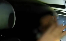 广东荒郊野外，高校干部和女同事车内被抓现行，女子婆婆亲自开门