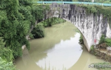 贵州桥下面悬着的古剑,贵州山村古桥下悬挂的宝剑