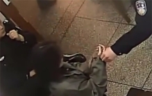 2020年富豪男追求女子无果后，将其绑架当狗养，并转走她所有积蓄