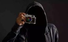 诡异照像不留影之谜，女子照相70年照片中没人/科学无解