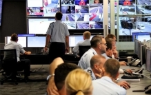 2016年澳大利亚男孩钓到行李箱，以为装着宝贝，打开一看立刻报警