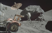 世界上第一位登上月球的人是,第一位登上月球的宇航员