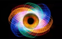 当我们闭上眼睛时，现实世界究竟存在吗？量子力学知道答案！