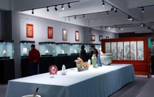 峥嵘岁月再回首 特殊魅力红色瓷，景德镇这个地方展出了一批特殊的艺术瓷！