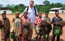 世界发育最快的民族：8岁就要生孩子，而寿命只有三四十年