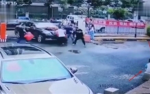 2020年奔驰婚车肇事致两姐弟死亡 新婚夫妻下车继续完成婚礼遭骂