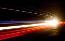 光子的速度为何能达到光速？光子飞行的动力到底是什么？