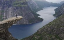 1987年20岁女孩离奇坠崖 同行大叔弯曲的双脚照片引出真相