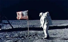 美国50年前登陆月球 插在月球上的旗帜现在如何