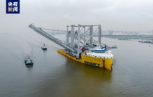 最大宽度近160米！装载2台全球最大型集装箱桥吊的“巴伦支海”轮启航