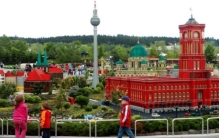 乐高火车撞人(德国乐高乐园过山车相撞)