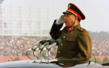 1946年秦基伟将军上街买东西现场发生何事女接待的脸一下红了