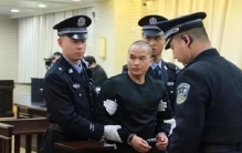 1996年，13岁男孩目睹母亲被杀，参军强身，隐忍22年后捅杀仇家3