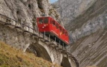 世界上最恐怖的铁路，周围都是悬崖峭壁（未出事故）