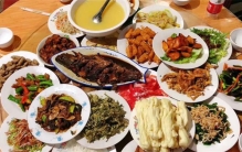 俩南方小伙山东旅游点6个菜吃不完 山东菜量如何