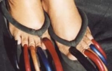 世界上脚趾甲最长的人：长达10年未剪趾甲(最长15.2厘米)