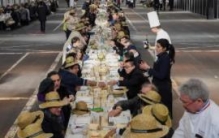 世界最长餐桌的记录：可供2千人同时进餐(长达401米)