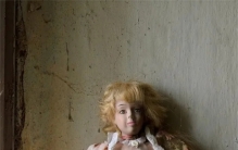 美国恐怖娃娃安娜贝尔的真实故事：比电影更凶残，让牧师半身不遂