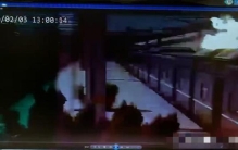 被高压电击中的恐怖瞬间「被6000伏电压击中会怎样」