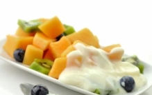 酸奶不能跟什么水果(酸奶不能与什么水果同吃)