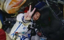 杨利伟出舱时为何嘴角有血,杨利伟出舱纪录片